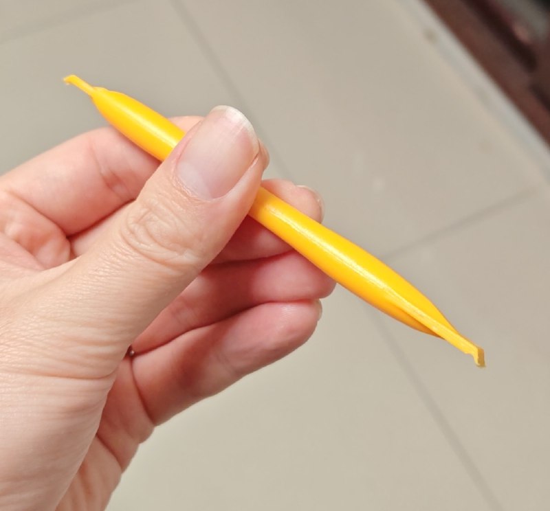 md 一直在用错误的方法用这个撬棒  这个伸出来的细边沿，它其实是朝下的,这个细边沿的角度正好和盒子的下卡扣的角度相契合, 所以说见缝插进去了之后就一直向正确的方向移动就行了